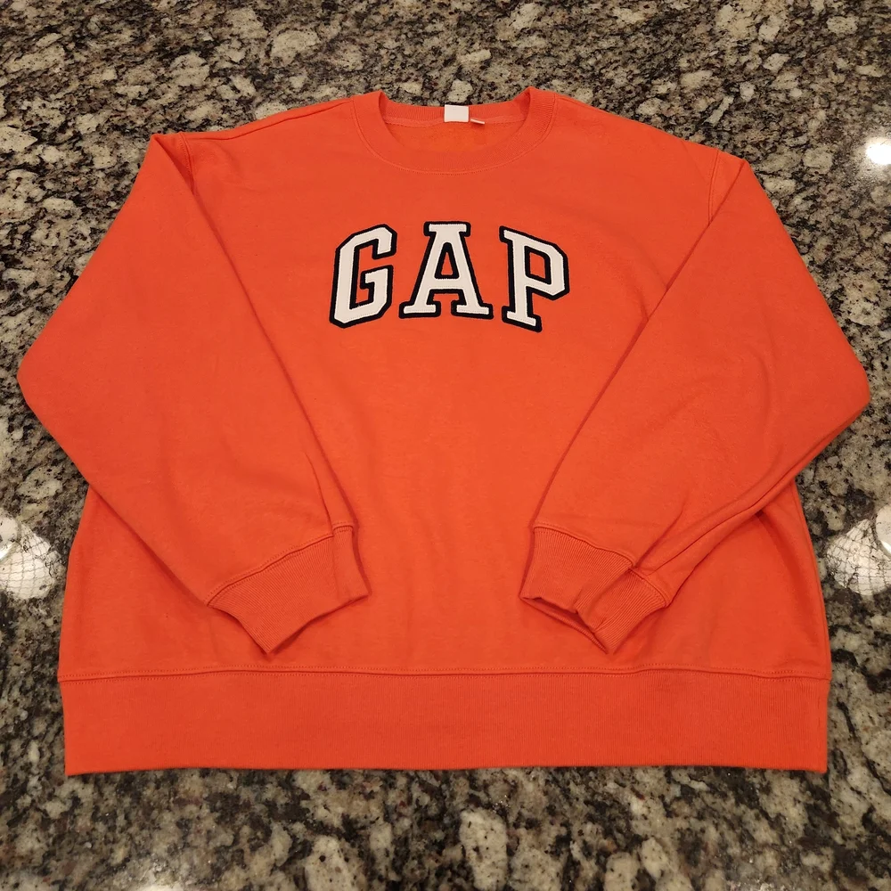 NWOT GAP Women's Coral Crewneck Sweatshirt With Embroidered Classic Logo - Picture 2 of 6